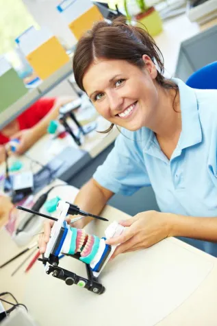 Bild: Zahnimplantate erfreuen sich wachsender Beliebtheit