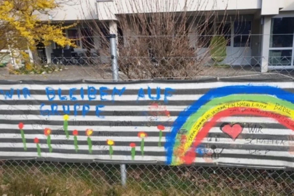 Jugendliche mit schweren geistigen Behinderungen malten dieses Banner: Wir bleiben auf Gruppe!