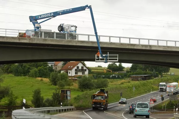 Bild: Mit Knick-Trick unter die Brücke schauen - erster Einsatz für neue große Lkw-Arbeitsbühne bei System Lift