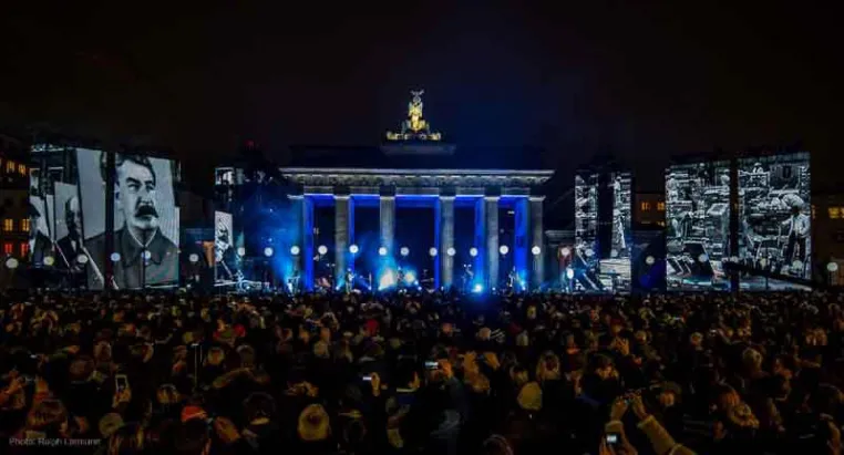 Flexible LED-Wall von XL Video beim Bürgerfest zum 25. Mauerfall-Jubiläum Bild: Flexible LED-Wall von XL Video beim Bürgerfest zum 25. Mauerfall-Jubiläum