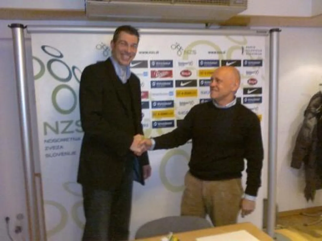 S2S Marketingrepräsentant Carsten Effertz bei der Vertragsunterzeichung mit dem technischen Direktor des NZS Matjaz Jakopic