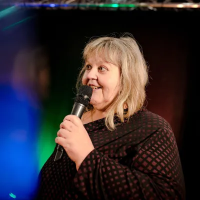 Bild: Ursula Maria Ruf gewinnt den TOP Speaker Weltrekord Award. Auf der Bühne wirft sie die Krücken weg.