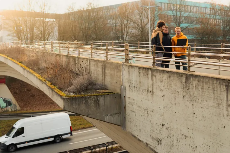 Bild: Pfade statt Flüsse: HSBI-Mathestudent optimiert in seiner Bachelorarbeit die Berechnung von Paket-Transporten