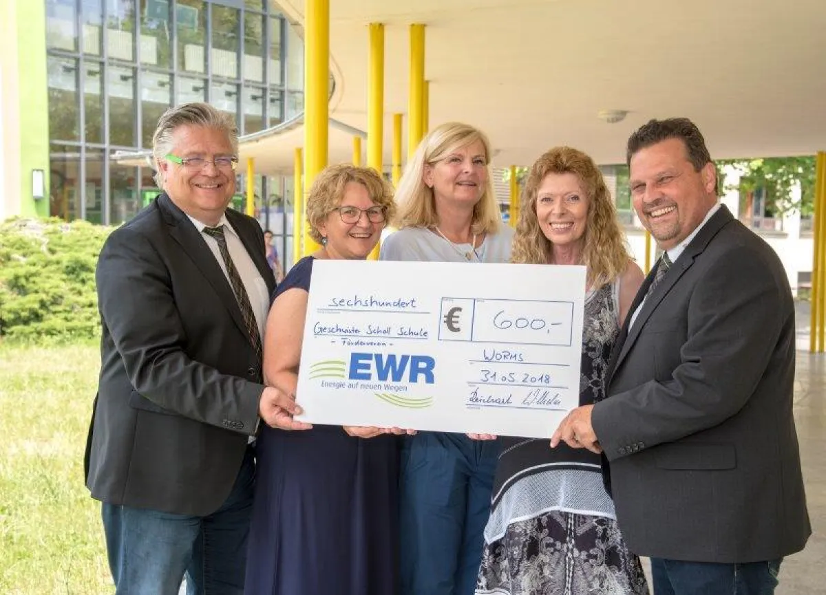 Im Bild (v.l.): Die EWR-Betriebsräte Uwe Gros und Norbert Hess (außen) überreichen den Scheck an Bea