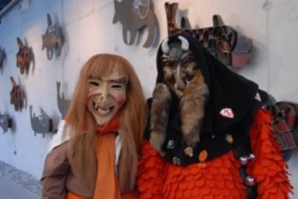 Bild: Fastnachtsaktion im Alamannenmuseum am 2./3.2.2008: Besucher dürfen selbst an einer Fastnachtsmaske schnitzen