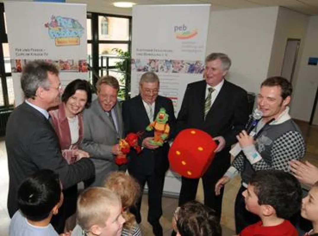 v.l.n.r.: Siegfried Schneider (Unterricht u. Kultus), Dr. Anna Oldenburg (Geschäftsführerin peb), Dr. Otmar Bernhard (Gesundheit), Josef Miller (Landwirtschaft u. Forsten), Horst Seehofer, David Wilms