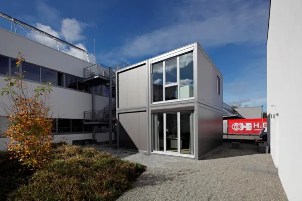 Bild: Wo kein Platz ist wird neuer Platz geschaffen – erste addhome Büromodule bei der KRAMER GmbH in Umkirch