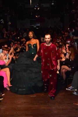 Bild: Hommage an die Schönheit der Frauen  Düsseldorfer Designer begeistert die Modeszene in Istanbul