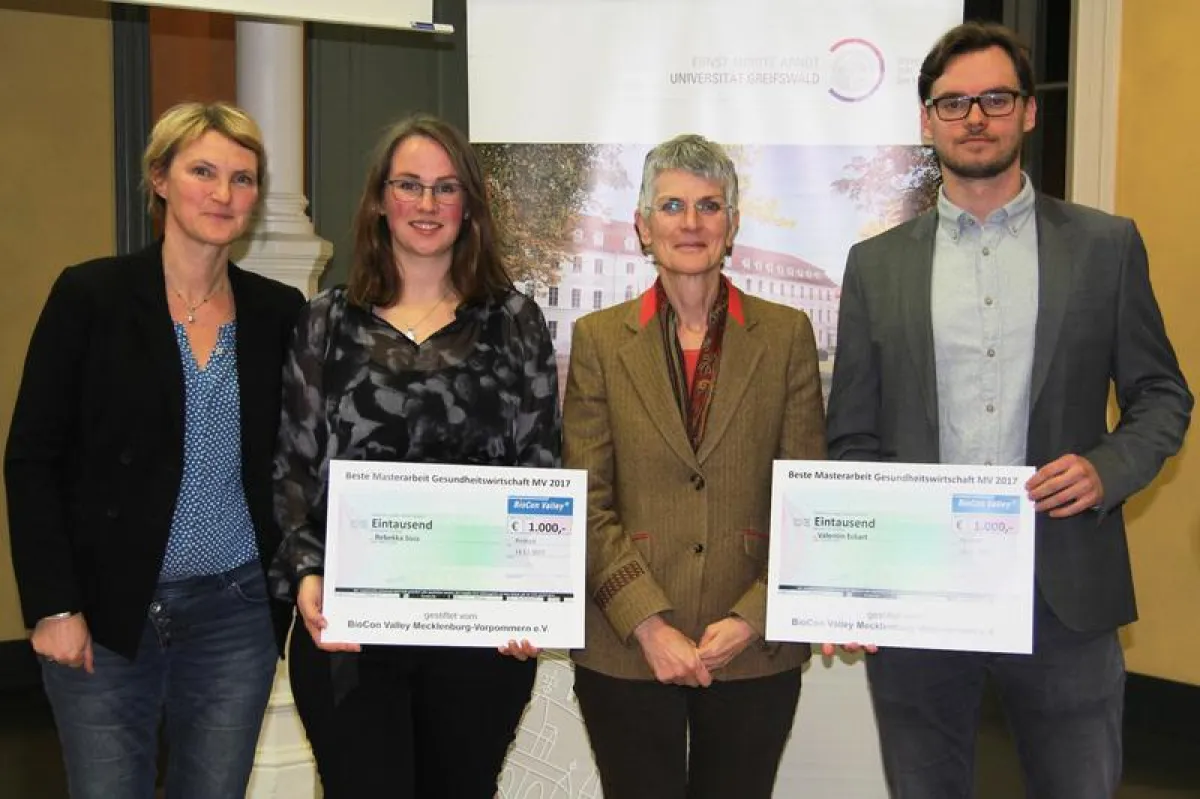 Die Gewinner des Preises der besten Masterarbeiten der Gesundheitswirtschaft Mecklenburg-Vorpommerns 2017, Rebekka Süß (2vl.) und Valentin Eckart (r.). (Bertram Schiel)