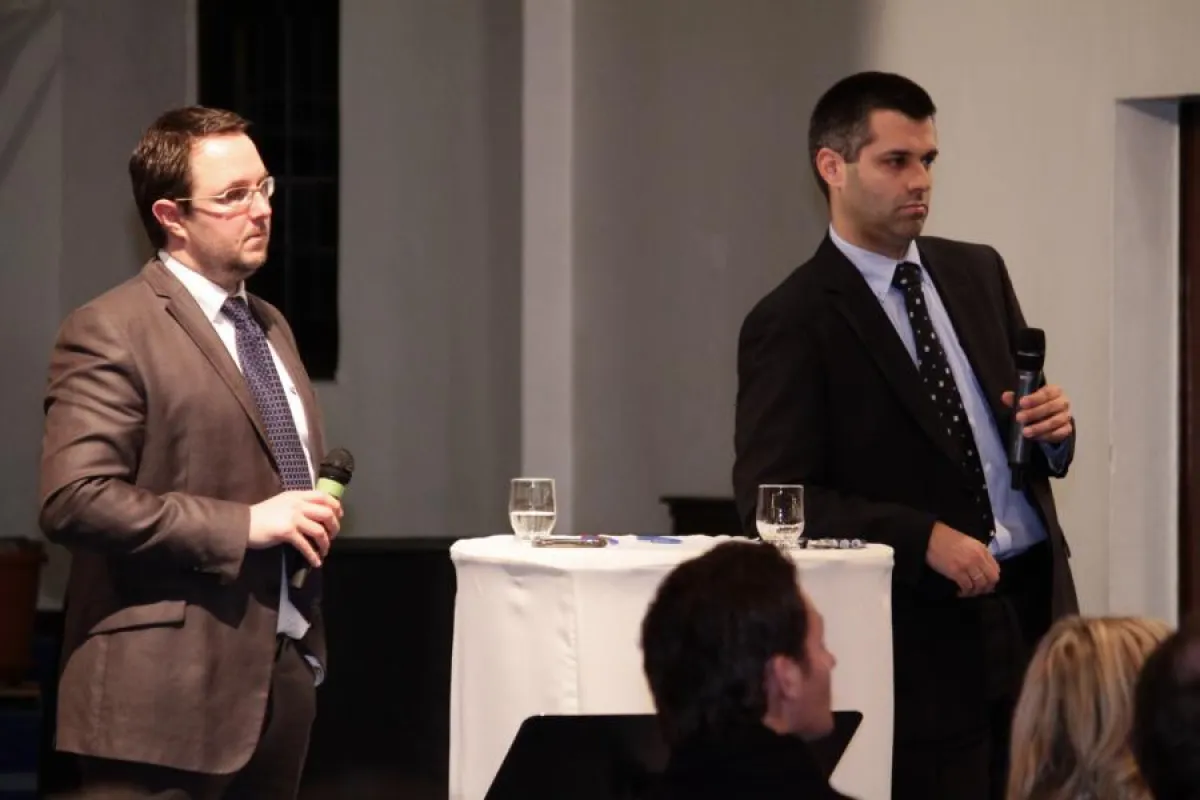RA Schulter und RA Tintemann bei der Geschädigtenversammlung am 12.12.2011