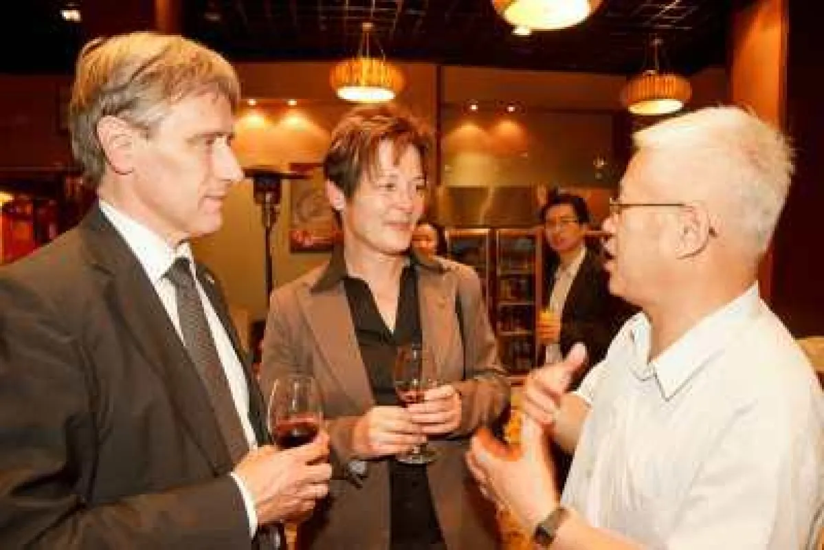 Beate Wübbenhorst (SPD) und Rainer Nitsche (CDU) mit Qin Hongliang, MOFCOM