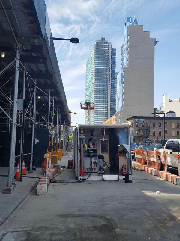 KASRO Hydraulikcontainer vor der New Yorker Skyline