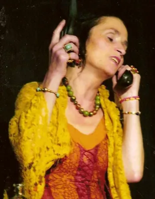 Bild: Beate Sarrazin spielt »Hommage an Frida Kahlo«, 19.06.2010 in Erkrath