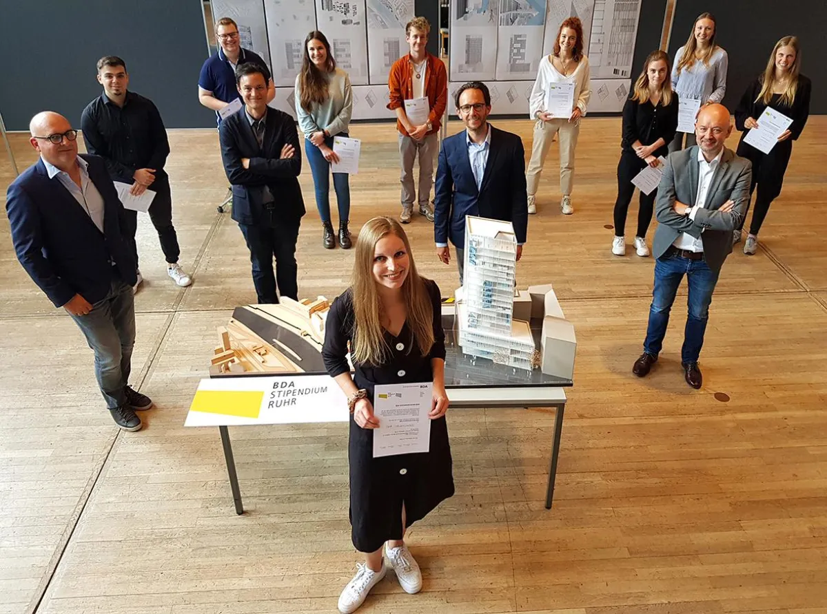 Lena Wollenweber (vorne) ist Siegerin des ersten BDA STIPENDIUM RUHR 2020. Foto: Nicola Leffelsend