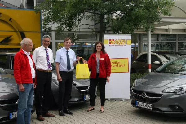 Bild: Für 70 Tage sind in Pflegedienst und Flüchtlingshilfe drei Opel Corsa im Einsatz