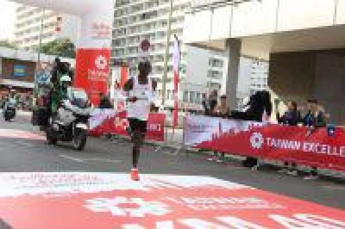 Eliud Kipchoge aus Kenya am Taiwan Excellence 40 km Punkt bei 1:55:32 Stunden