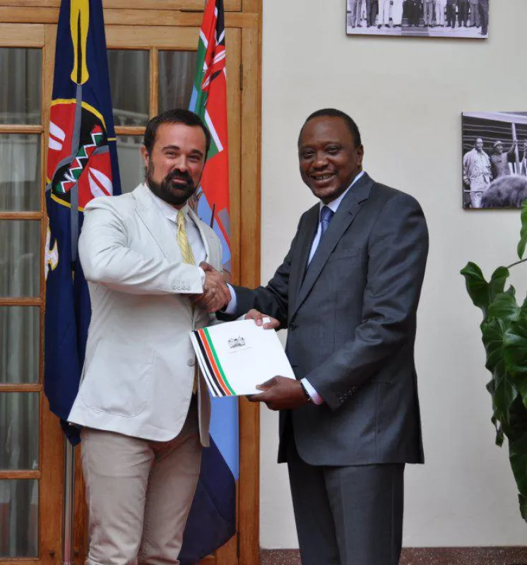 Evgeny Lebedev, Schirmherr von Space for Giants, gratuliert Präsident Kenyatta zur Unterzeichnung de