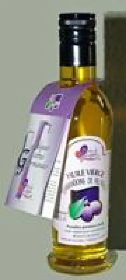 Reich an Vitamin E, oxidationshemmend und unbehandelt: Pflaumenkernöl aus erster Kaltpressung von ‚Perles de Gascogne‘.