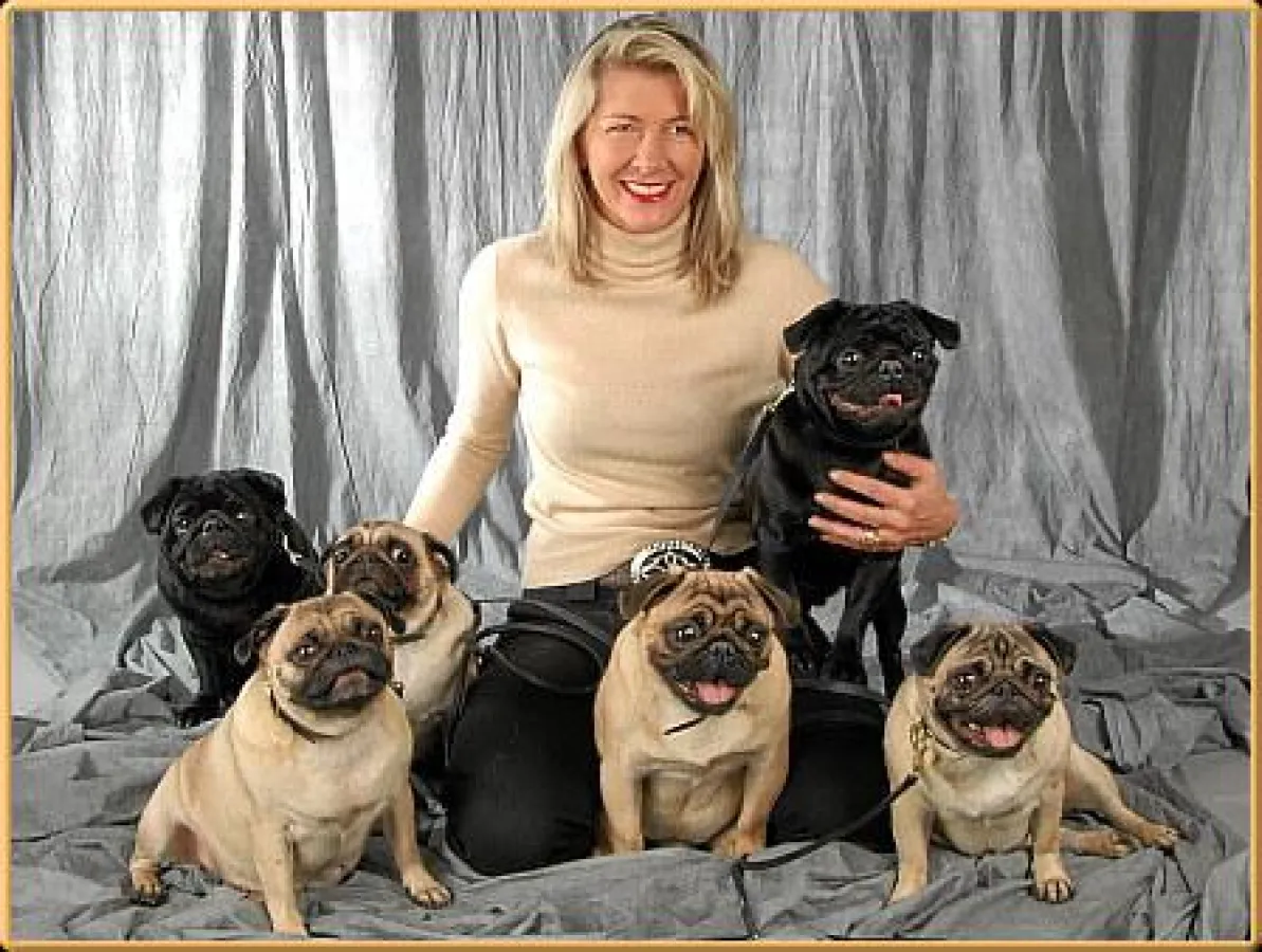 Mopszüchterin Katja Ries-Scherf mit ihren Hunden.