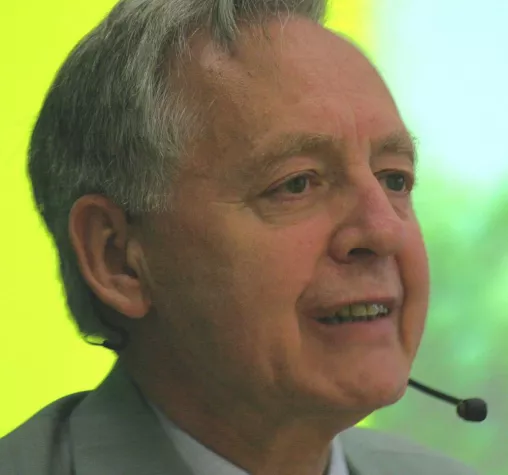 Bild: Dr. Horst Scheffler begibt sich in der GenerationenHochschule auf „die Spur der Steine“