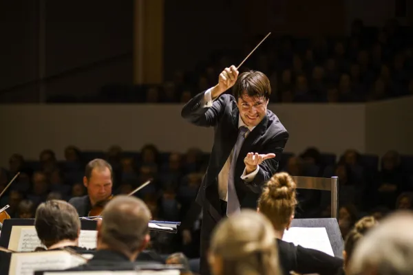 Bild: Leo McFall wird neuer Chefdirigent des Symphonieorchester Vorarlberg