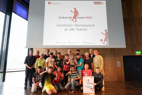 Bild: Projektabschluss mit Pokal: Gustav-Heinemann-Schule aus Köln-Chorweiler gewinnt kicken&lesen Köln