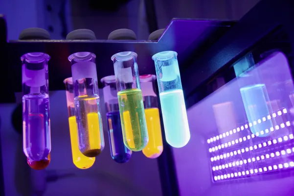 Ping-Pong mit Photonen: Licht als Werkzeug für eine neue und vor allem nachhaltige Chemie Bild: Ping-Pong mit Photonen: Licht als Werkzeug für eine neue und vor allem nachhaltige Chemie