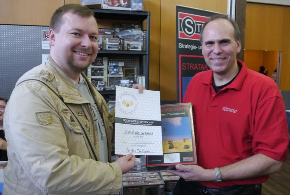 Übergabe der Urkunde „Silberner Stephan 2016“ für STRATAK WARS in der Kategorie Bestes Brettspiel