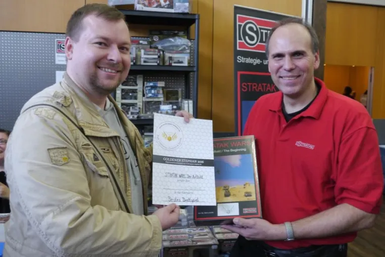 Übergabe der Urkunde „Silberner Stephan 2016“ für das Spiel STRATAK WARS in der Kategorie Bestes Brettspiel Bild: Übergabe der Urkunde „Silberner Stephan 2016“ für das Spiel STRATAK WARS in der Kategorie Bestes Brettspiel