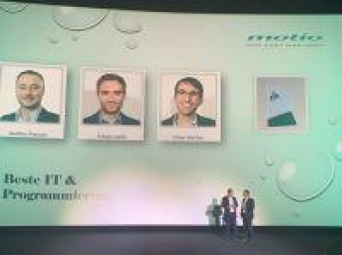 Steffen Pietsch von PROFESSION FIT nimmt die Auszeichnung für 