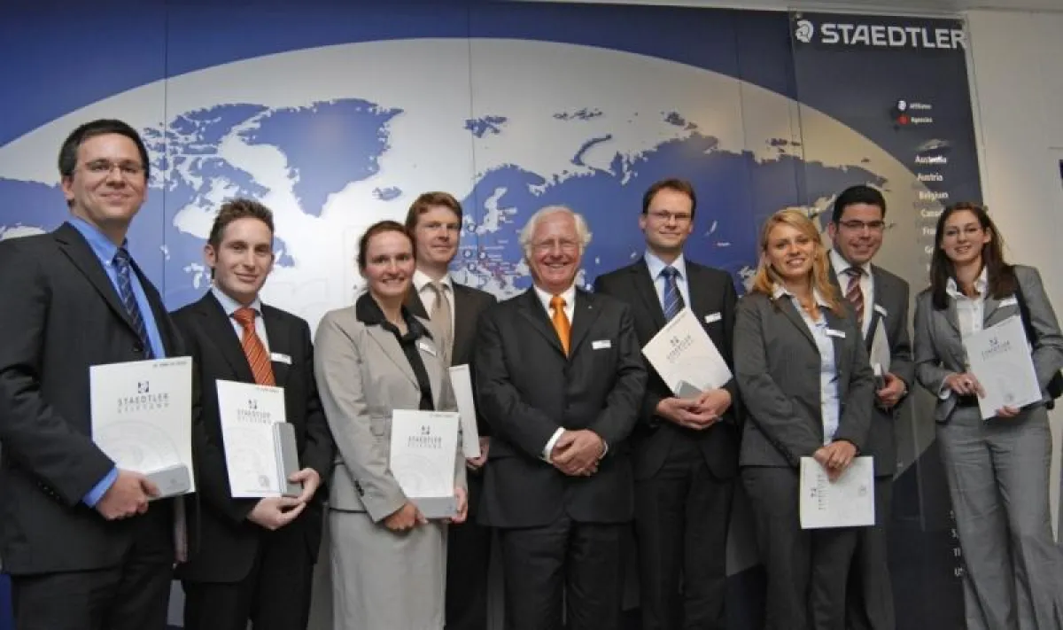 vlnr: Dr. Phillip W. Brunst, Dr. Torben Schubert, Dr. Sabine Schneider, Dr. Christofer Zwanzig, Vorsitzender der STAEDTLER Stiftung Dieter Schoch, Dr.-Ing. Johannes Kiefer, Dr. Julia Knabl, Pfarrer Dr