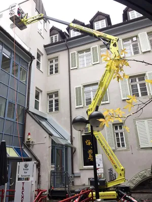 Bild: Jeder Zentimeter zählt - Spezialarbeitsbühne Leoraupe 17 im Einsatz