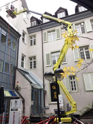 Bild: Jeder Zentimeter zählt - Spezialarbeitsbühne Leoraupe 17 im Einsatz
