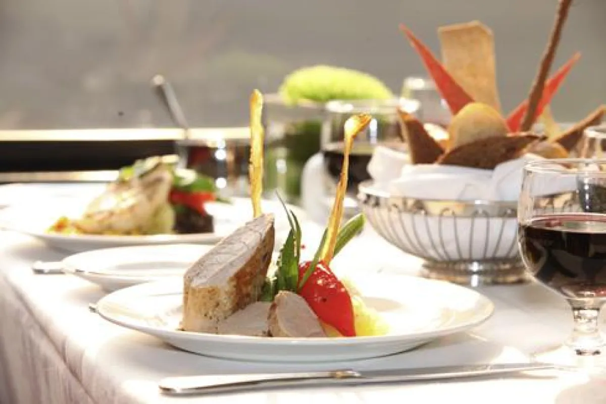 Exzellente Küche im Rocky Mountaineer ((bfs / Armstrong Group, Rocky Mountaineer))