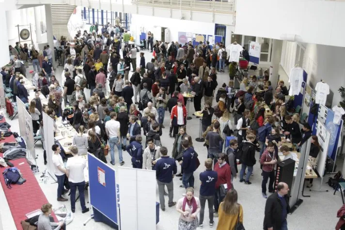 Bild: Wintersemester an der UW/H startet mit „Markt der Möglichkeiten“