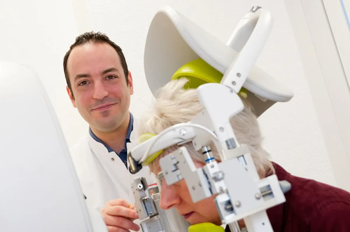 Oberarzt Nikolaos Tsiampalis während der IRay-Behandlung einer Patientin