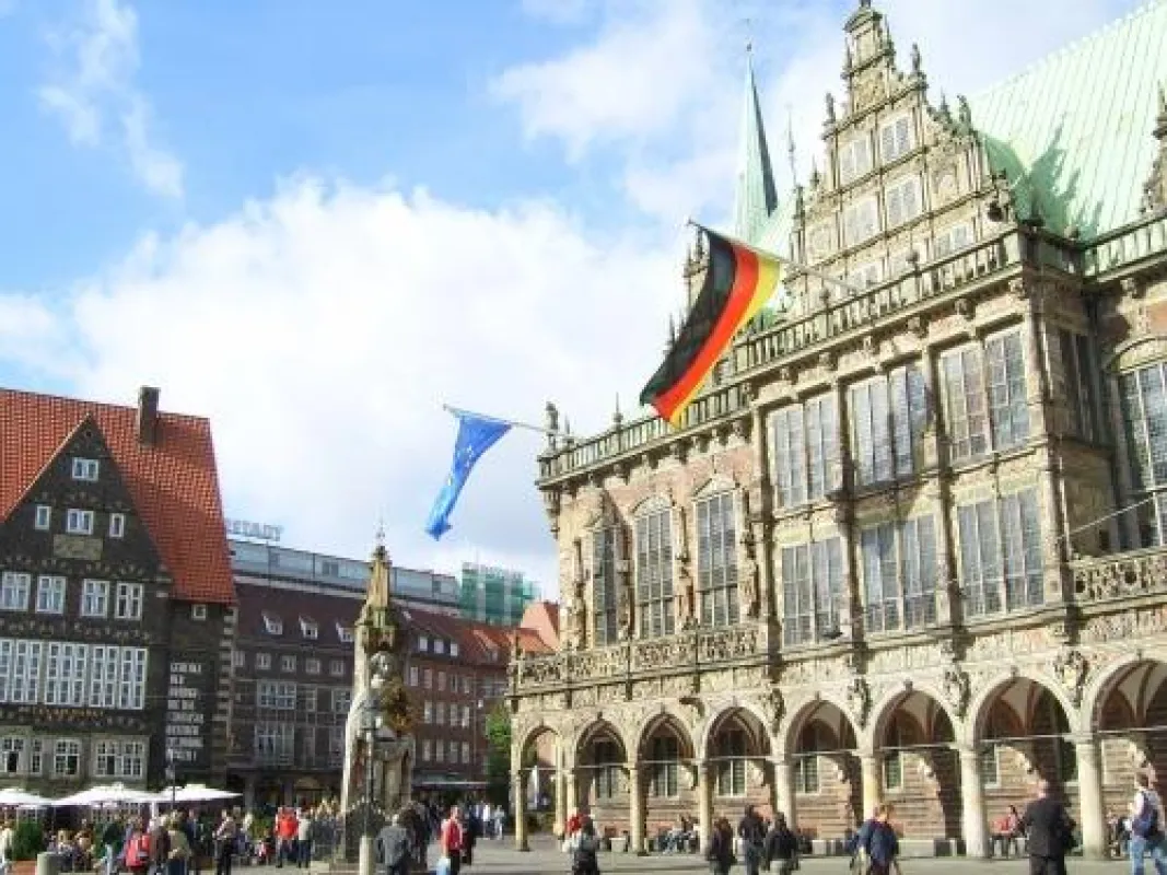 Bremens Marktplatz - im Hintergrund das Rathaus und der Roland
(Bildquelle: BTZ Bremer Touristik-Zentrale)