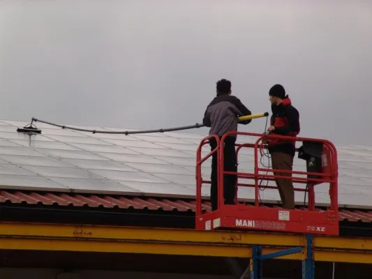 Bild: Reinigung von Photovoltaik und Solaranlagen mit suncleX Spezialgeräten