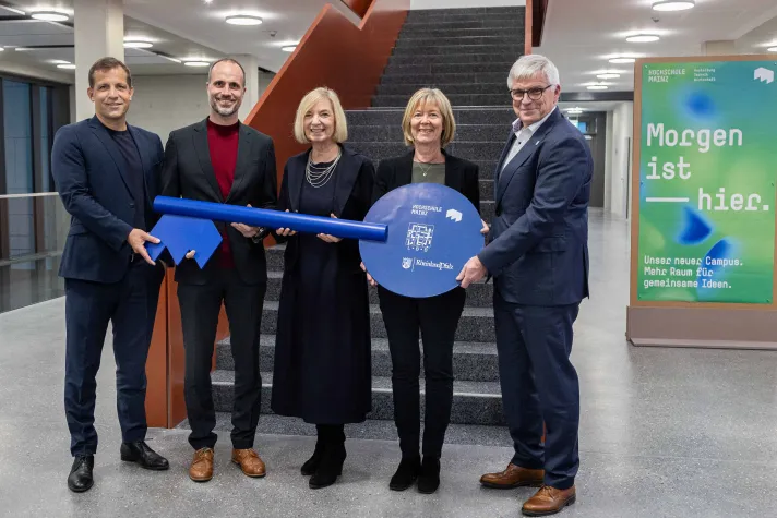 Schlüsselübergabe für den Neubau an der Hochschule Mainz Bild: Schlüsselübergabe für den Neubau an der Hochschule Mainz