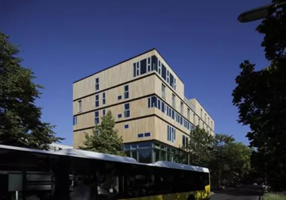 Bild: SOS-Kinderbotschaft in Berlin erstrahlt mit Fassade in Holz, Glas und Textil