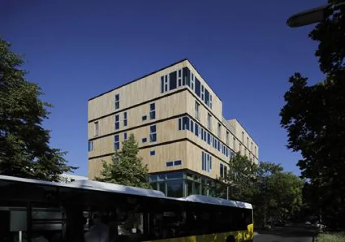 Bild: SOS-Kinderbotschaft in Berlin erstrahlt mit Fassade in Holz, Glas und Textil