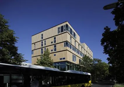 Bild: SOS-Kinderbotschaft in Berlin erstrahlt mit Fassade in Holz, Glas und Textil