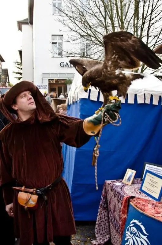 Historischer Falkner Alfred Berg mit Steppenadlerweib Hera, Bild: Kerstin Berge