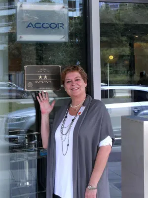 Bild: 1.Hotel in Deutschland: ibis München City West mit neuem Schild der Hotelklassifizierung