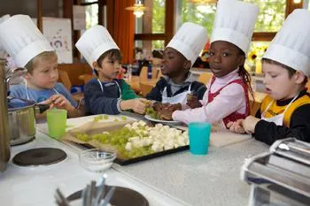 Bild: Ab an den Kochlöffel – jetzt kochen die Kinder