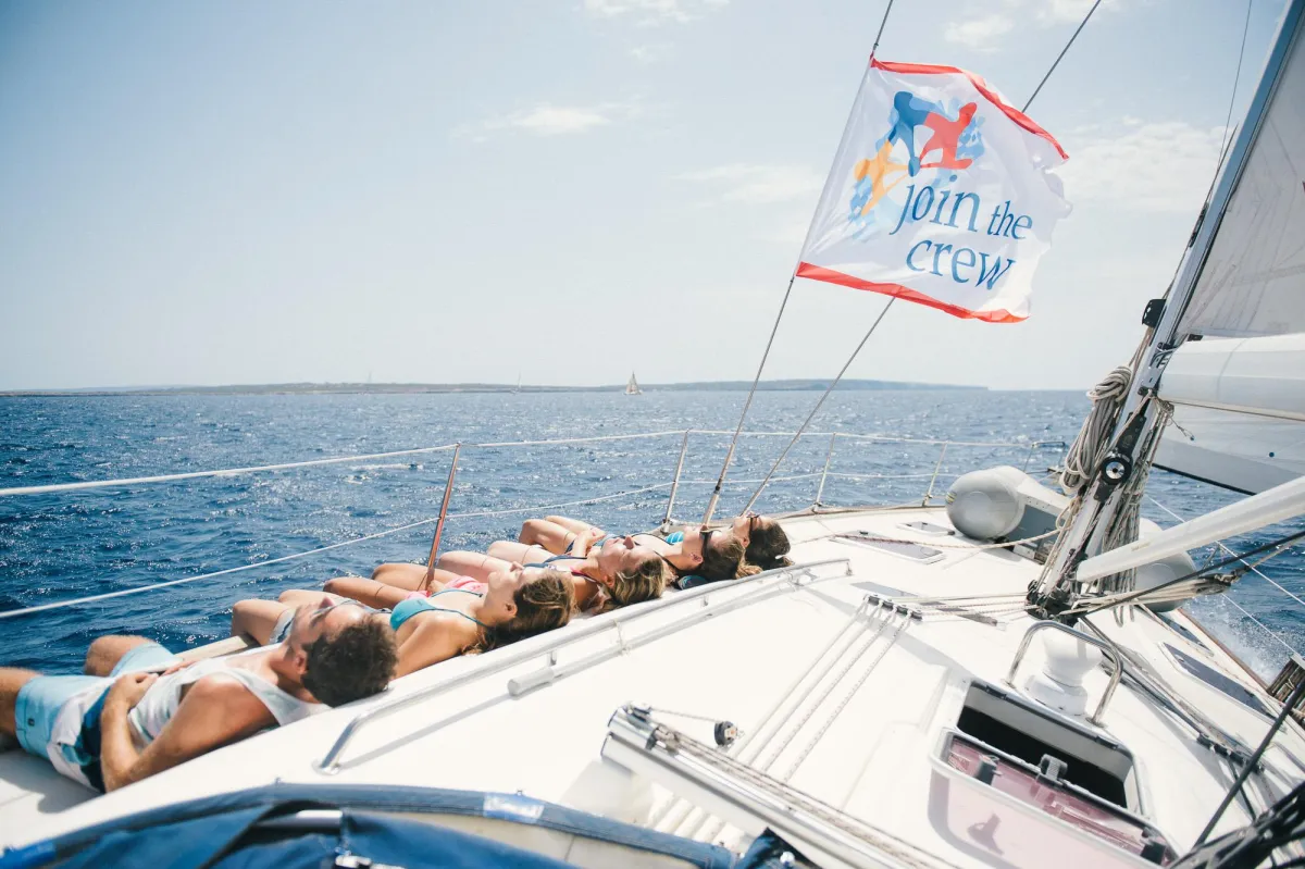 Die Crews verbringen gemeinsam einen aktiven und erholsamen Urlaub unter Segeln.