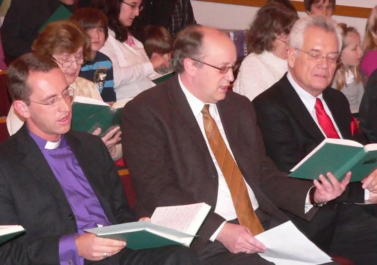 Pfarrer Torben Telder, Bischof Dr. Bernhard Seeber und Landtagsabgeordneter Aloys Lenz (von links nach rechts) beim Festakt der Kirche Jesu Christi der Heiligen der Letzten Tage am 12. Dezember 2009.
