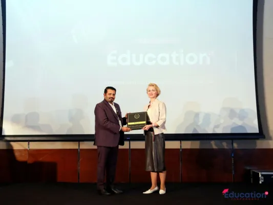 Calmfidence® Gründerin Nell Pütter erhält Auszeichnung für Leadership auf der Education 2.0 Conference in Duba Bild: Calmfidence® Gründerin Nell Pütter erhält Auszeichnung für Leadership auf der Education 2.0 Conference in Duba
