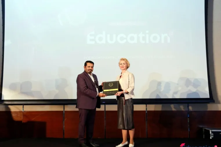 Calmfidence® Gründerin Nell Pütter erhält Auszeichnung für Leadership auf der Education 2.0 Conference in Duba Bild: Calmfidence® Gründerin Nell Pütter erhält Auszeichnung für Leadership auf der Education 2.0 Conference in Duba