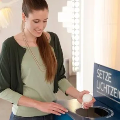 dm setzt Lichtzeichen – Drogeriemarktkette nimmt ausgediente LED- und Energiesparlampen zurück Bild: dm setzt Lichtzeichen – Drogeriemarktkette nimmt ausgediente LED- und Energiesparlampen zurück